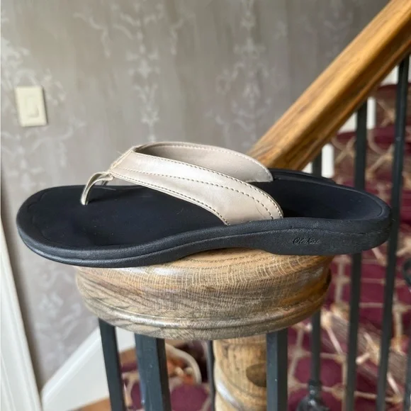 Ola Kai, ladies, size 8, gold and black flip-flop sandal good condition. - Picture 2 of 12